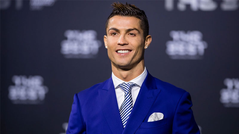 Hình ảnh Ronaldo mặc áo vest lịch lãm cực kì phong độ